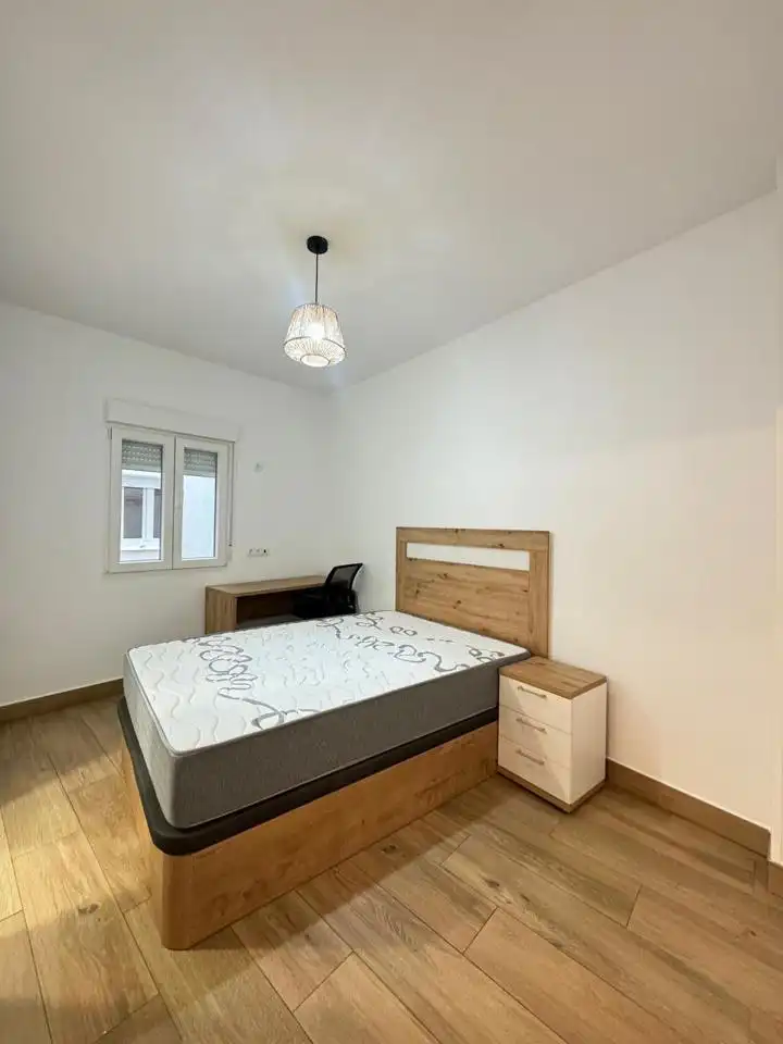 Habitación de Piso para compartir en Segovia con Calefacción, Terraza y Amueblado