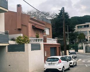 Vista exterior de Casa o xalet en venda en Santa Coloma de Gramenet amb Aire condicionat, Calefacció i Terrassa