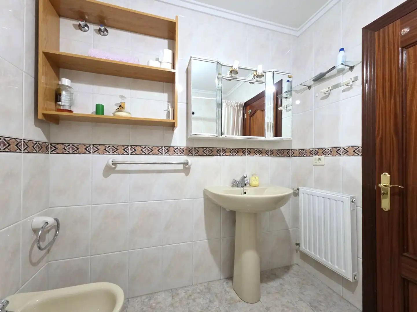 Badezimmer von Wohnung zum Verkauf in Siero mit Heizung, Parkett und Terrasse