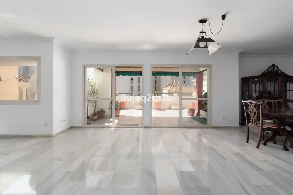 Sala d'estar de Pis en venda en Marbella amb Aire condicionat, Terrassa i Traster