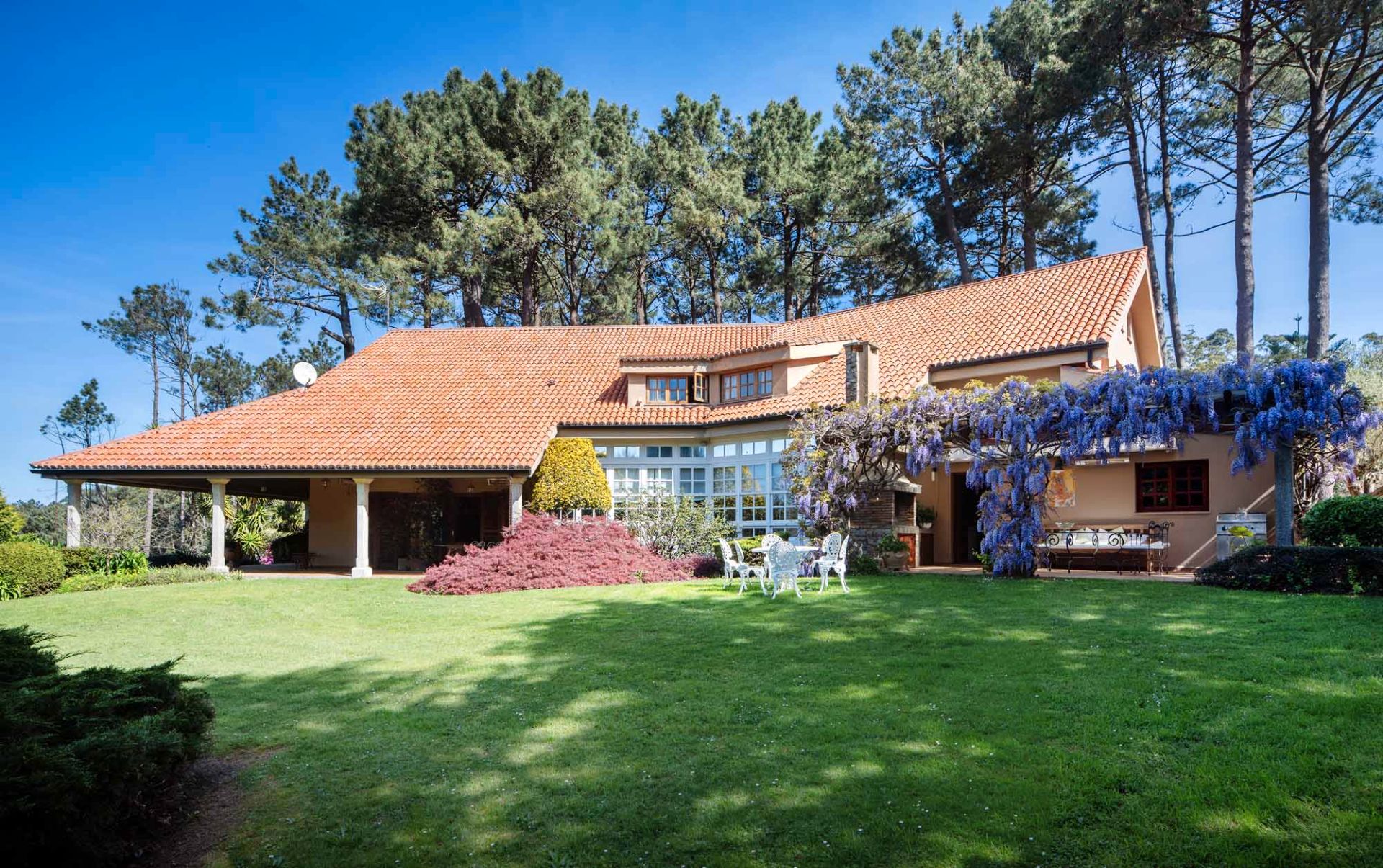 Vista exterior de Casa o xalet en venda en Oleiros amb Jardí privat, Parquet i Terrassa
