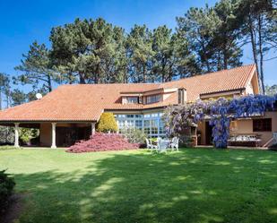 Vista exterior de Casa o xalet en venda en Oleiros amb Jardí privat, Parquet i Terrassa