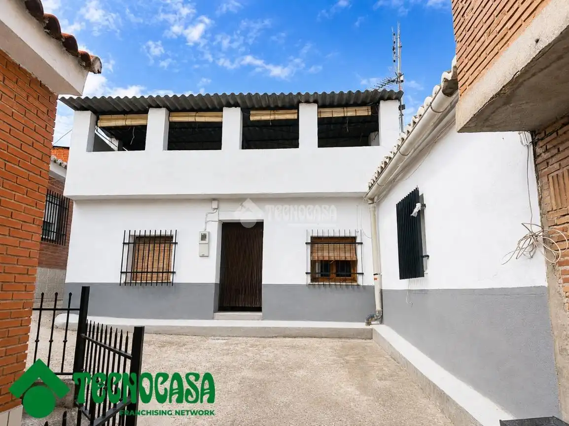 Vista exterior de Casa o chalet en venta en La Puebla de Montalbán con Calefacción, Jardín privado y Terraza