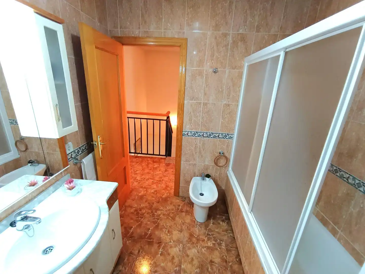 Badezimmer von Einfamilien-Reihenhaus zum Verkauf in Ulea mit Klimaanlage, Heizung und Terrasse