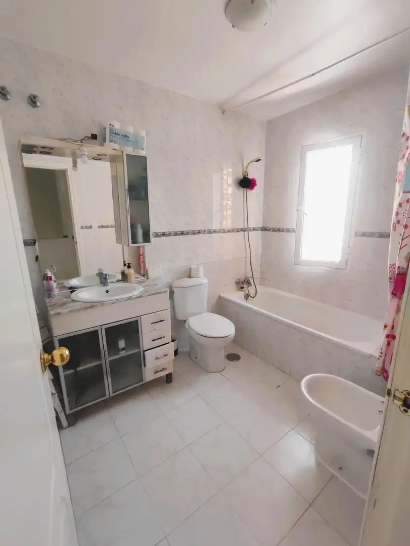Baño de Casa adosada en venta en Algeciras con Jardín privado y Piscina comunitaria