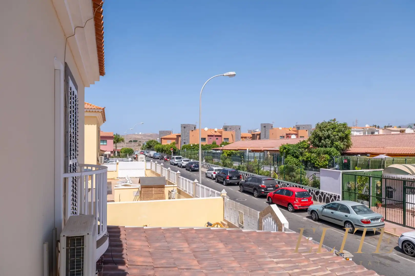 Vista exterior de Casa adosada en venda en San Bartolomé de Tirajana amb Aire condicionat, Jardí privat i Terrassa