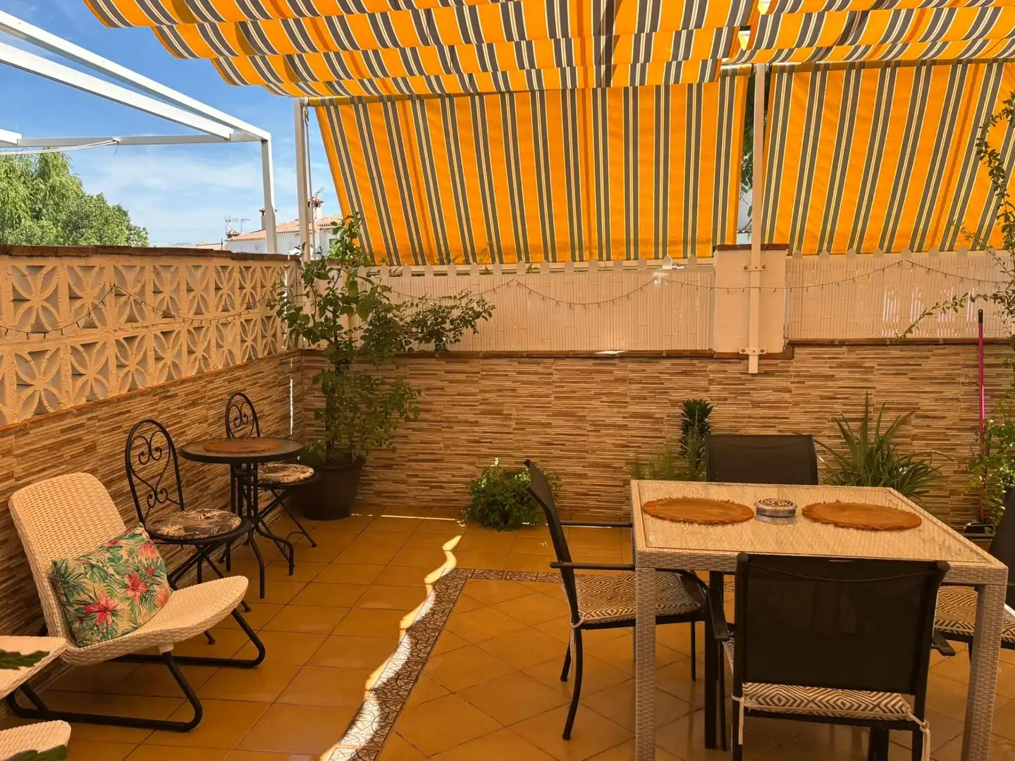 Terrassa de Casa adosada en venda en Alhaurín de la Torre amb Aire condicionat, Moblat i Piscina comunitària