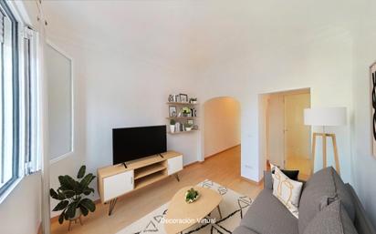 Living room of Flat to rent in  Madrid Capital  with Air Conditioner, Oven and Pets allowed