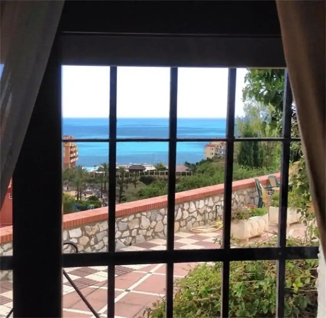 Vista exterior de Casa o xalet en venda en Benalmádena amb Aire condicionat i Piscina
