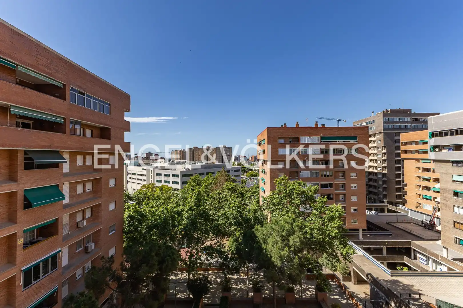 Außenansicht von Wohnung zum Verkauf in Esplugues de Llobregat mit Klimaanlage, Heizung und Parkett