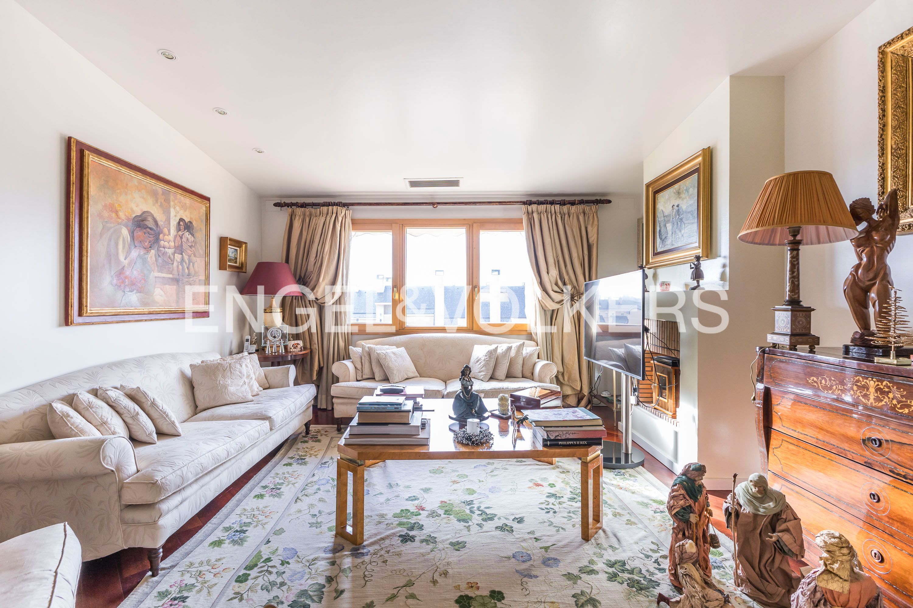 Sala d'estar de Casa adosada en venda en Pozuelo de Alarcón amb Aire condicionat, Calefacció i Terrassa