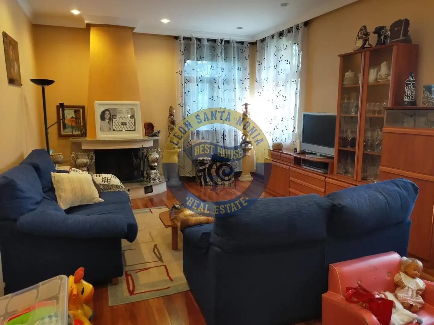 Sala d'estar de Casa o xalet en venda en León Capital  amb Calefacció
