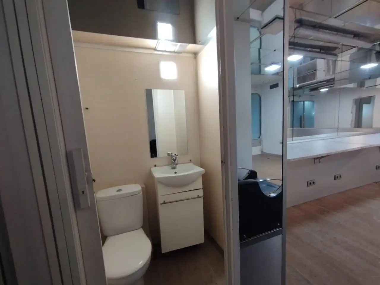 Baño de Local de alquiler en Bilbao  con Aire acondicionado