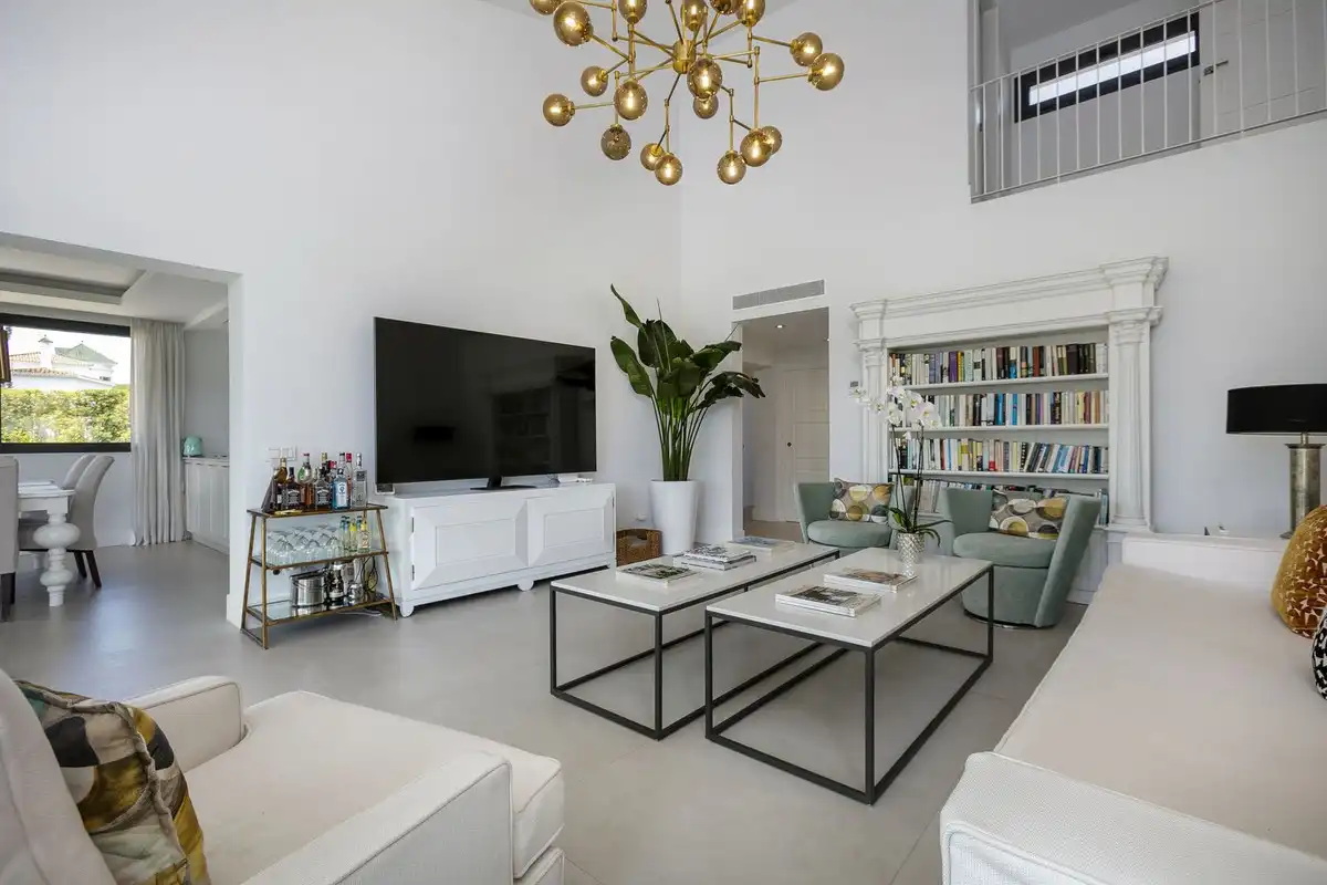 Sala de estar de Casa o chalet en venta en Marbella con Jardín privado, Terraza y Piscina