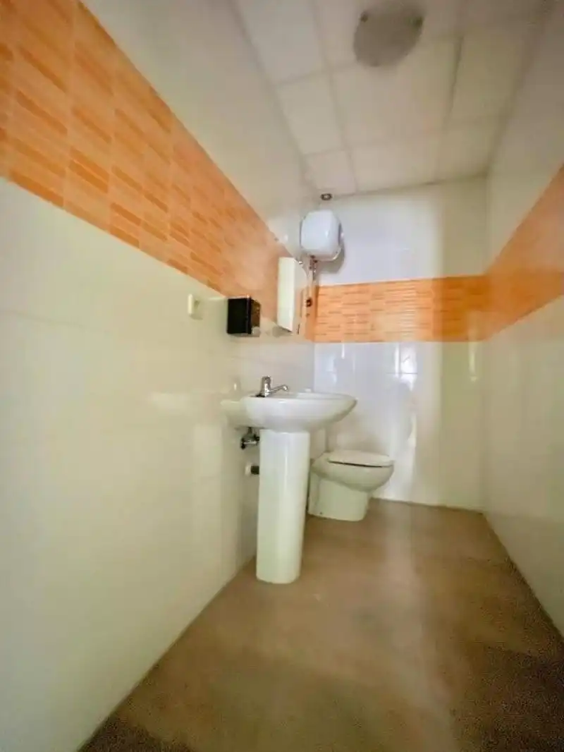 Baño de Local de alquiler en El Espinar con Calefacción