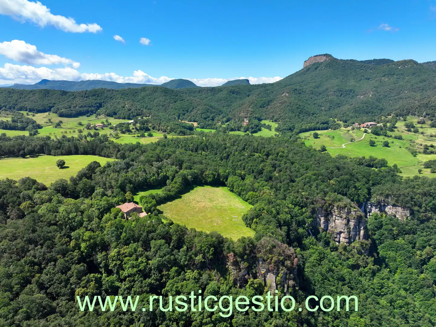 Country house zum Verkauf in La Vall d'en Bas mit Heizung, Privatgarten und Parkett