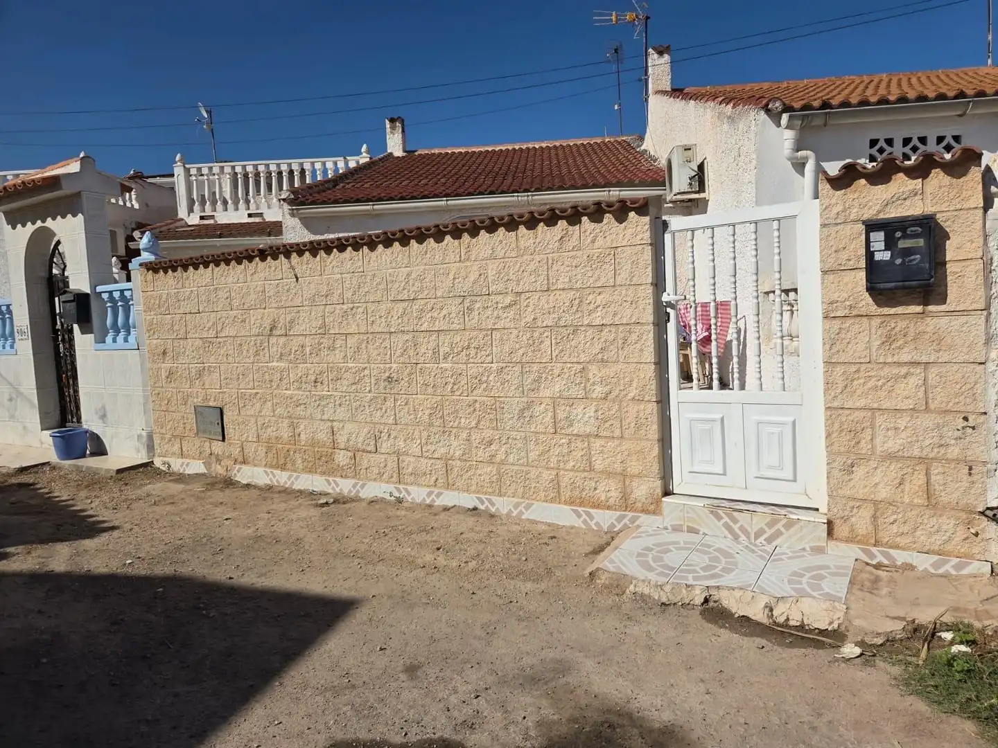 Vista exterior de Casa o xalet en venda en Torrevieja amb Jardí privat i Terrassa