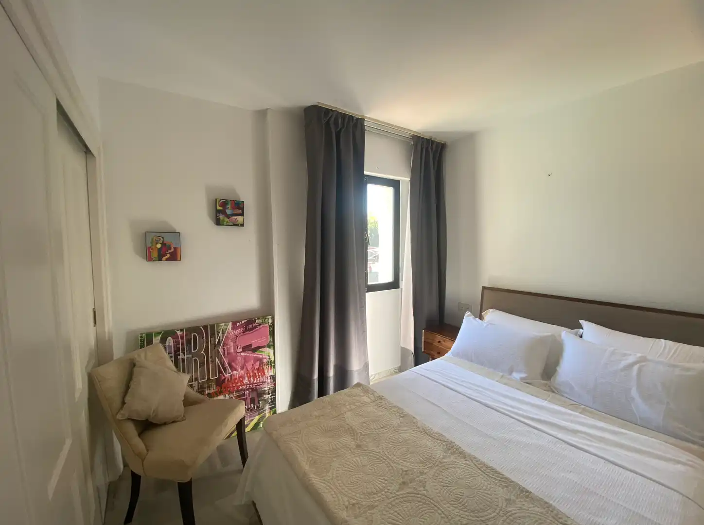 Dormitori de Apartament de lloguer en Marbella amb Aire condicionat, Terrassa i Piscina