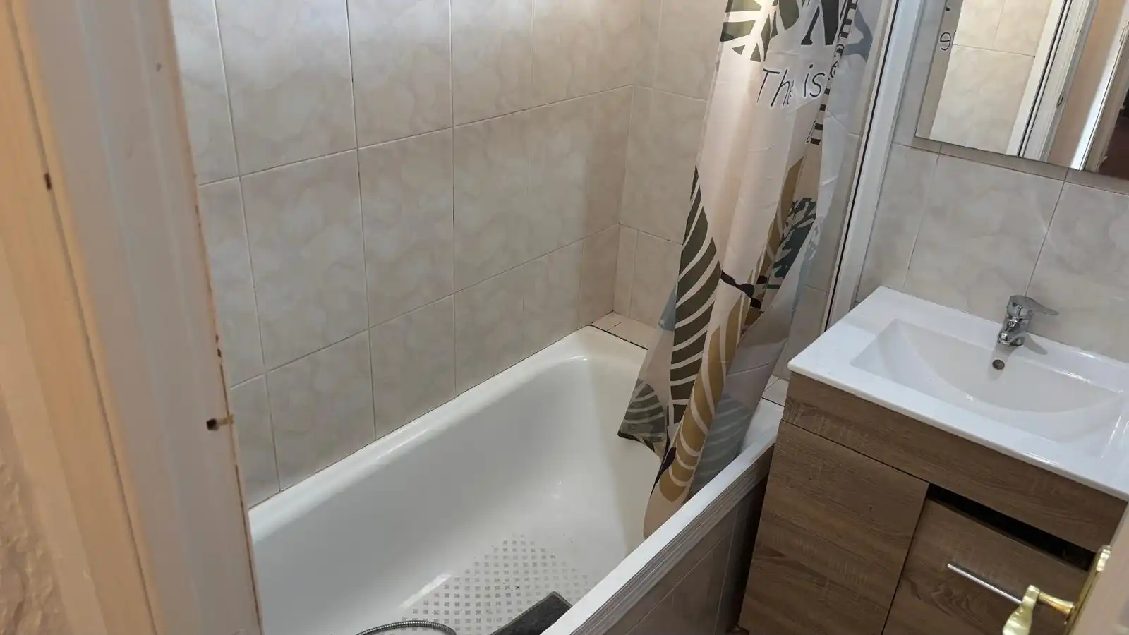 Bathroom of Flat for sale in Sevilla  with Air Conditioner, Private garden and Furnished