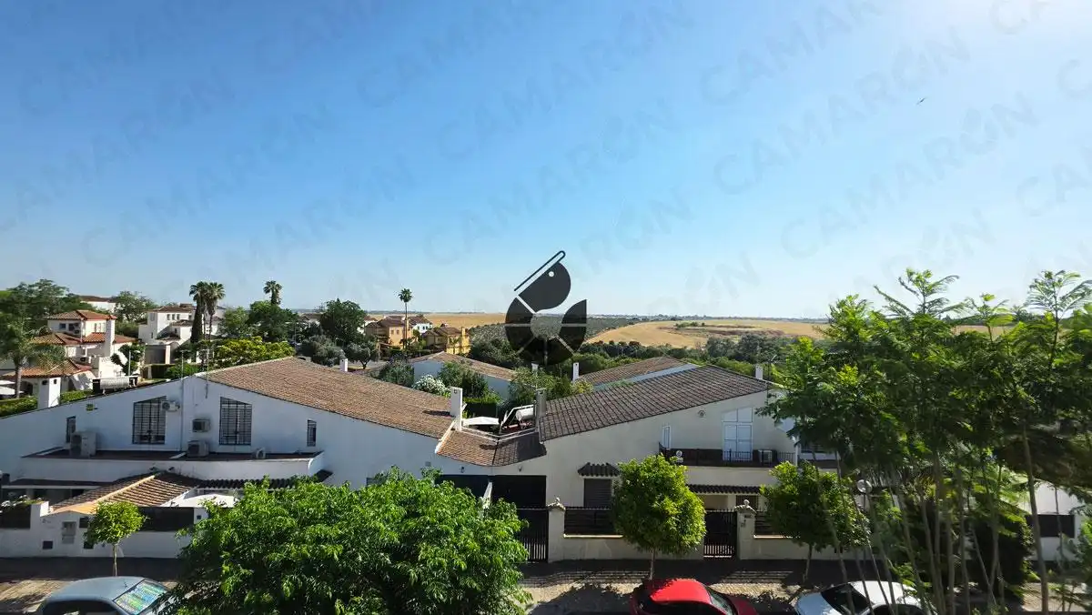 Vista exterior de Casa adosada en venta en Mairena del Aljarafe con Aire acondicionado, Jardín privado y Trastero