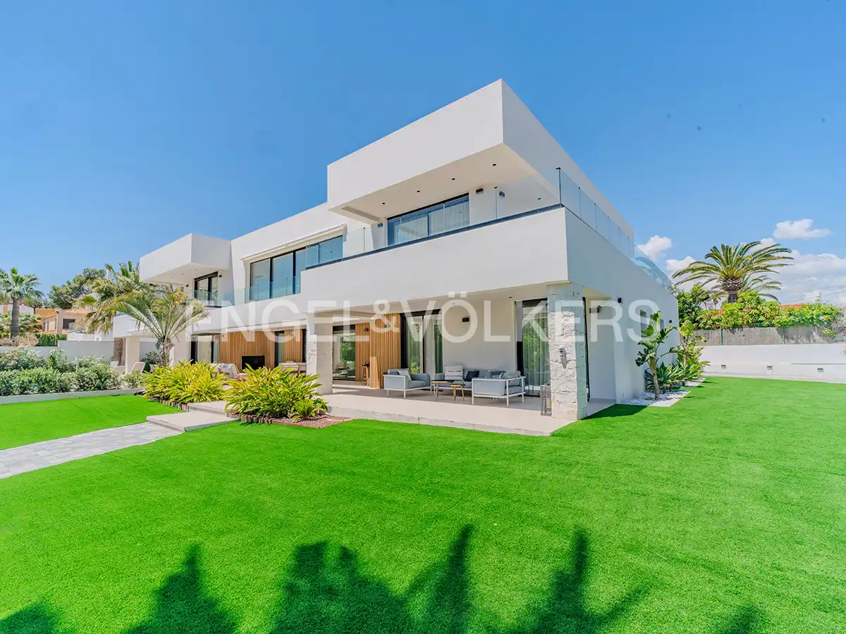 Vista exterior de Casa o xalet en venda en Alicante / Alacant amb Aire condicionat, Calefacció i Jardí privat