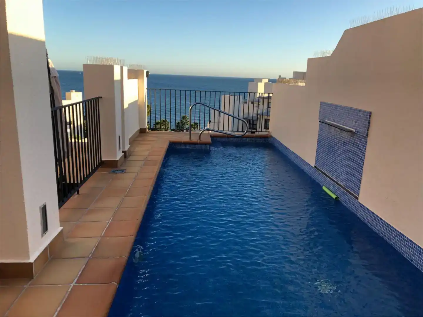 Schwimmbecken von Wohnung zur Miete in Estepona mit Klimaanlage, Privatgarten und Abstellraum