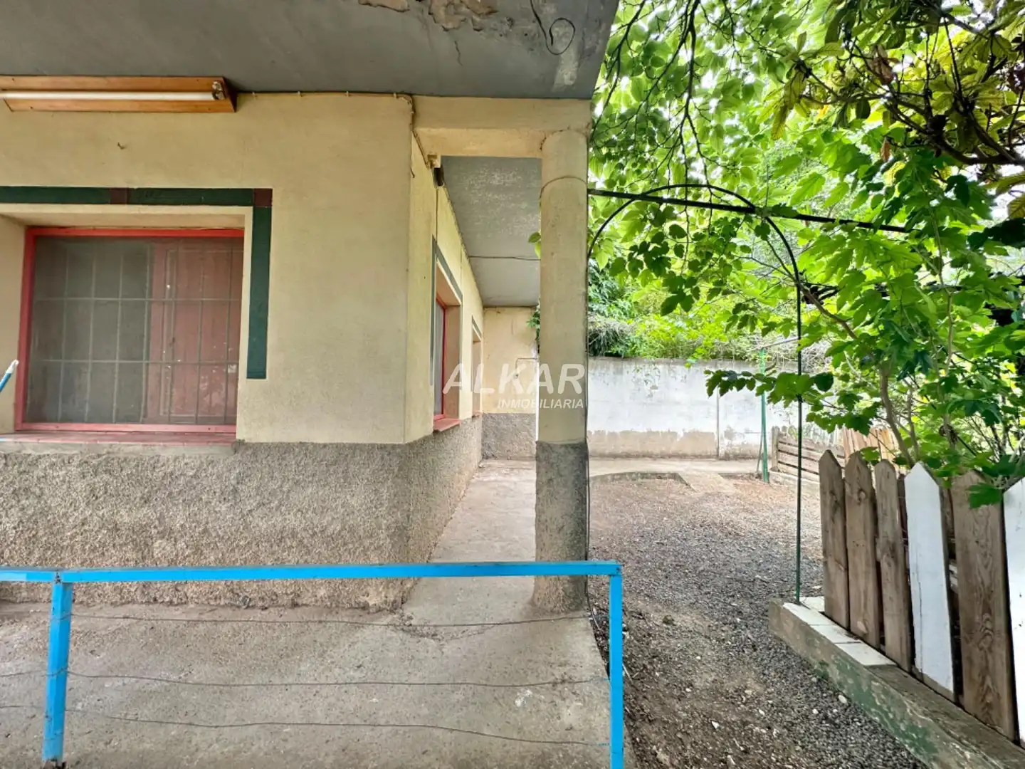 Außenansicht von Country house zum Verkauf in Fontellas mit Privatgarten, Terrasse und Schwimmbad