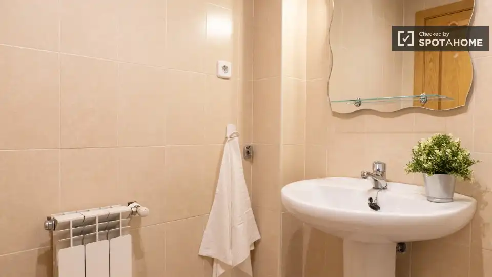Baño de Piso para compartir en Madrid con Aire acondicionado, Calefacción y Amueblado