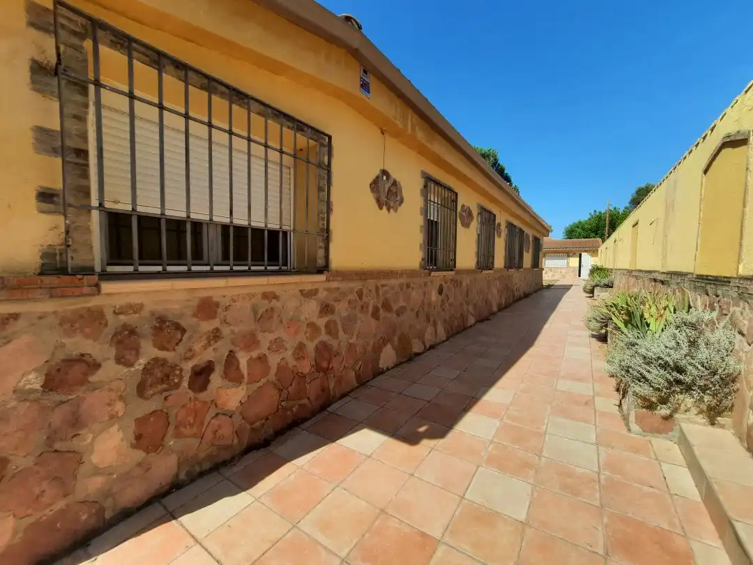 Vista exterior de Casa o chalet en venta en Escalona con Calefacción, Jardín privado y Terraza