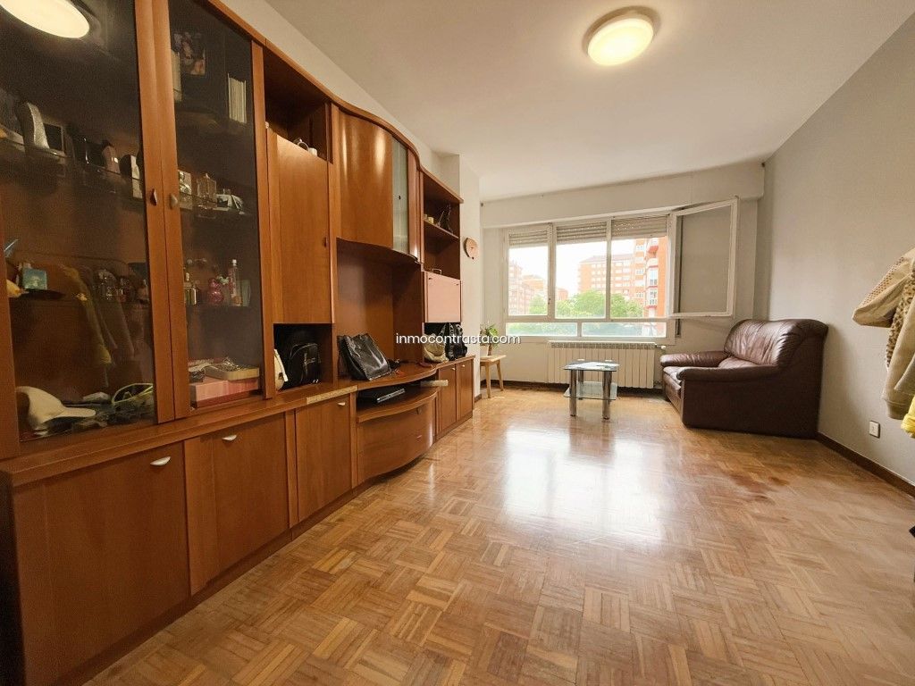 Sala d'estar de Pis en venda en Vitoria - Gasteiz amb Calefacció i Moblat