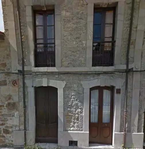 Vista exterior de Casa adosada en venda en Sobrescobio amb Calefacció i Moblat