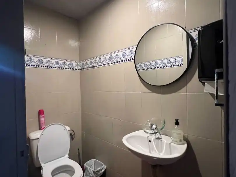 Baño de Local en traspaso en Calella con Aire acondicionado, Calefacción y Parquet