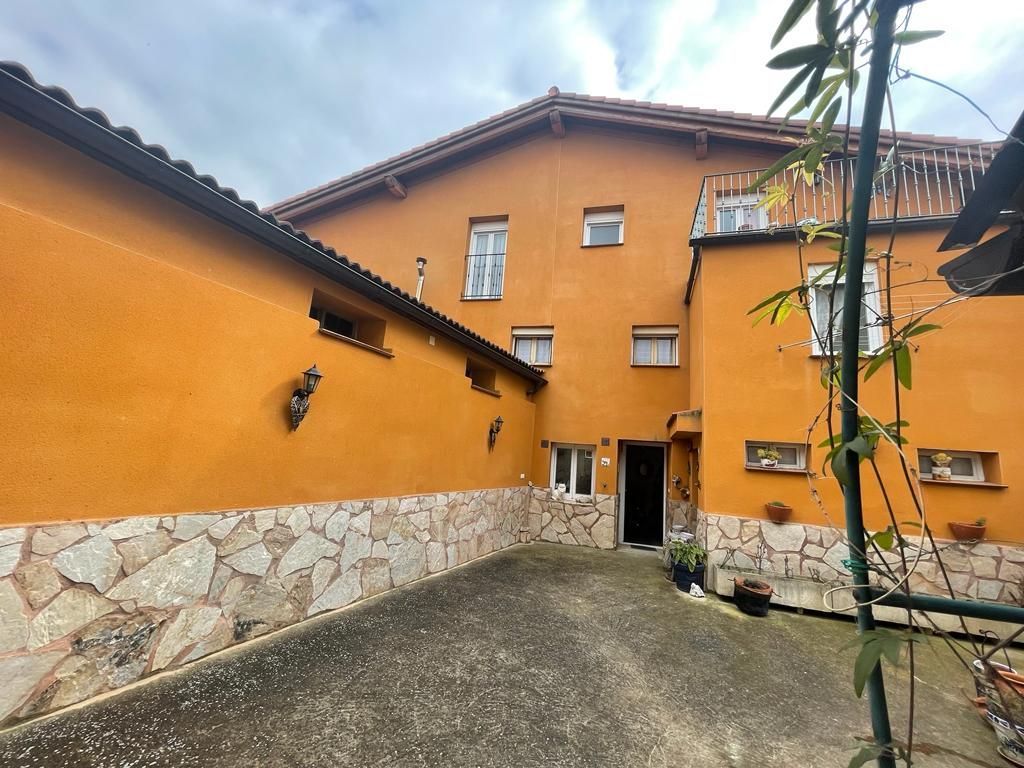 Exterior view of House or chalet for sale in Herramélluri  with Heating, Private garden and Parquet flooring