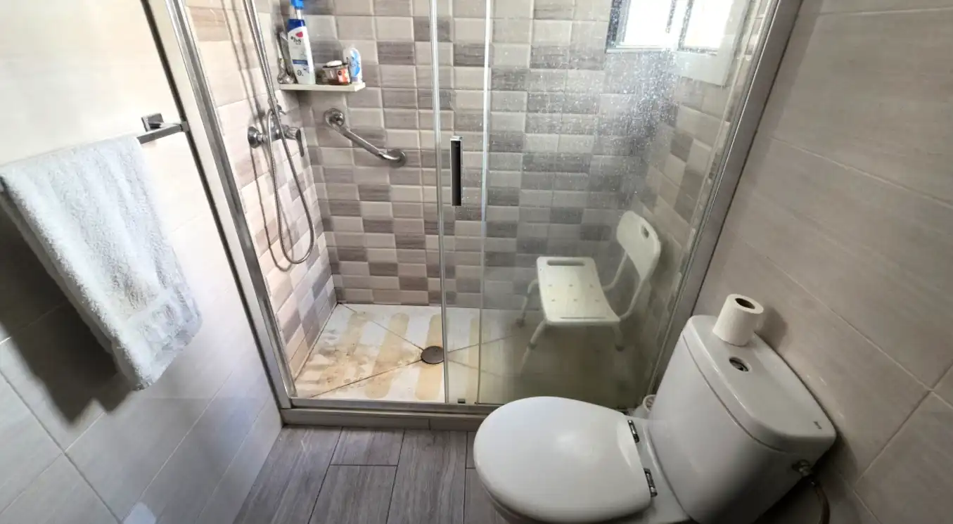 Baño de Ático en venta en Barcelona con Calefacción y Terraza
