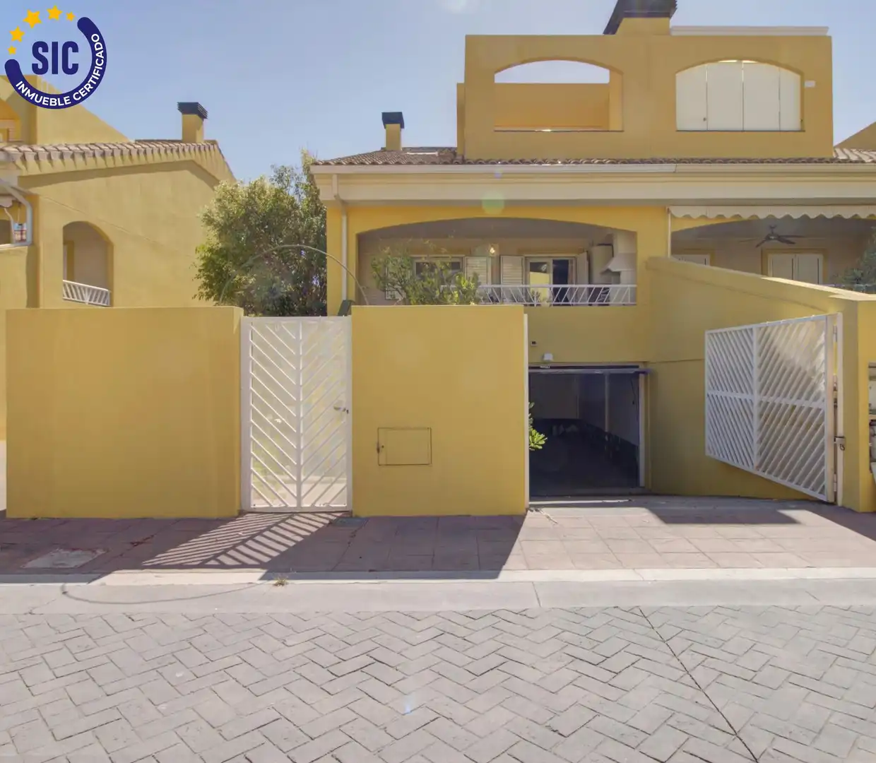 Vista exterior de Casa adosada en venda en Sagunto / Sagunt amb Aire condicionat, Calefacció i Jardí privat