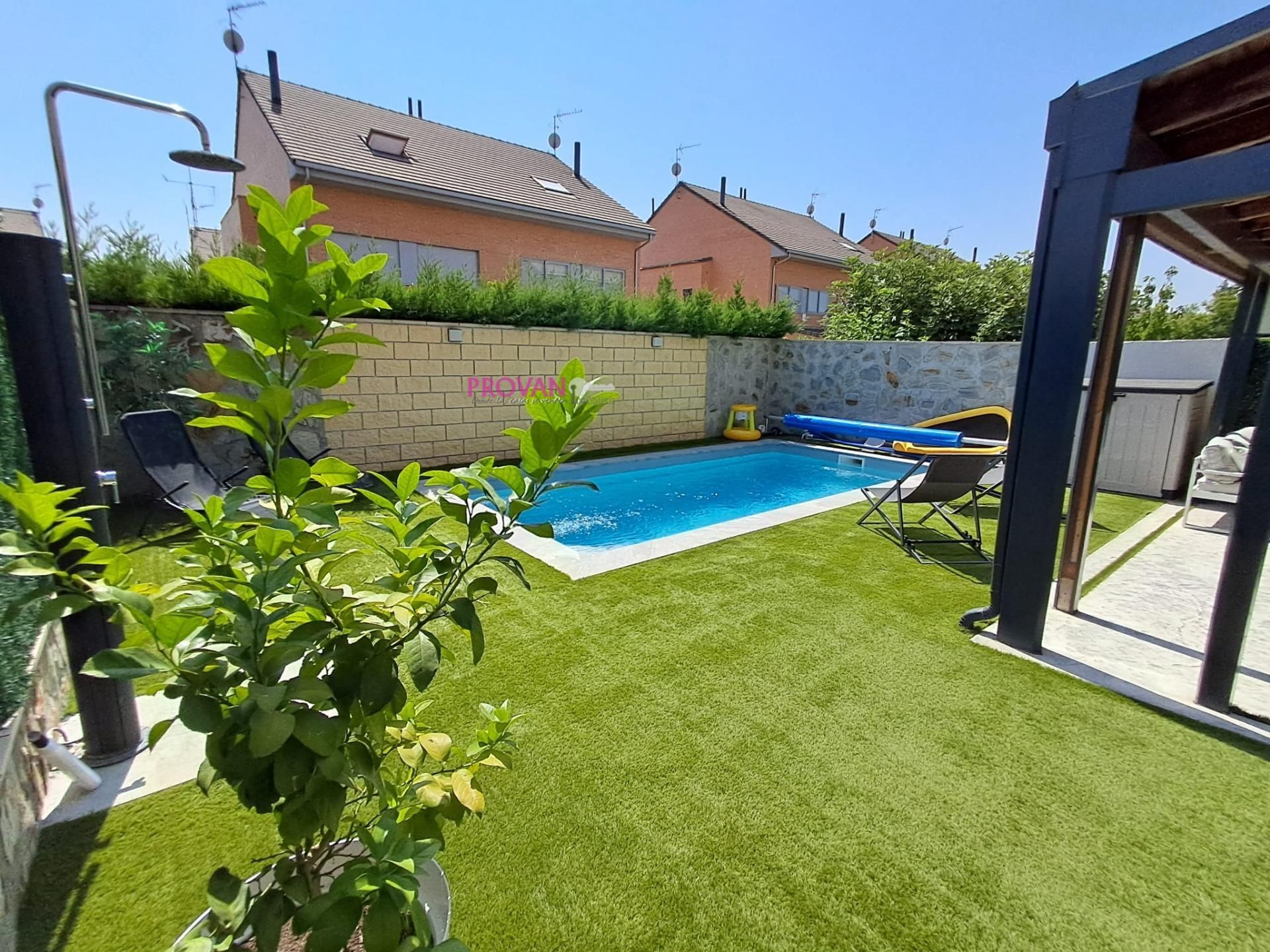 Piscina de Casa adosada en venda en Villalbilla amb Aire condicionat, Calefacció i Jardí privat