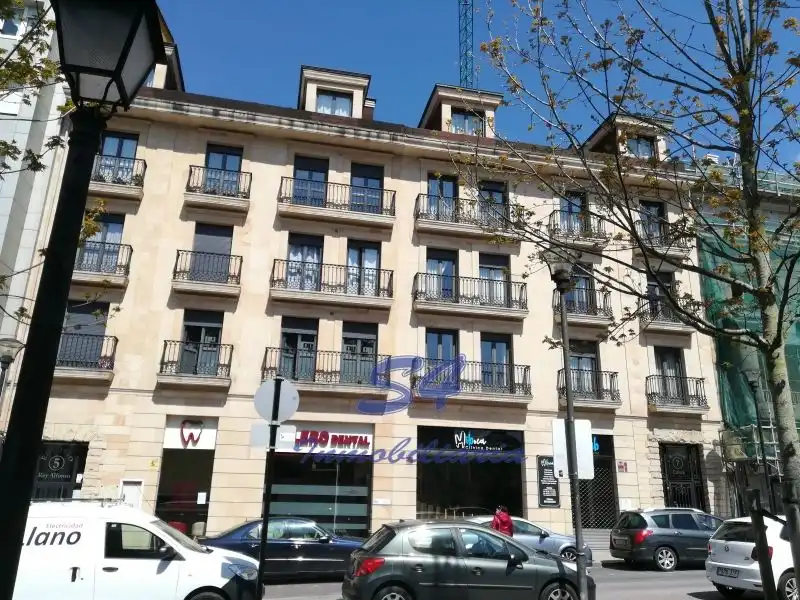 Oficina amb ascensor en venda a La Pola Siero