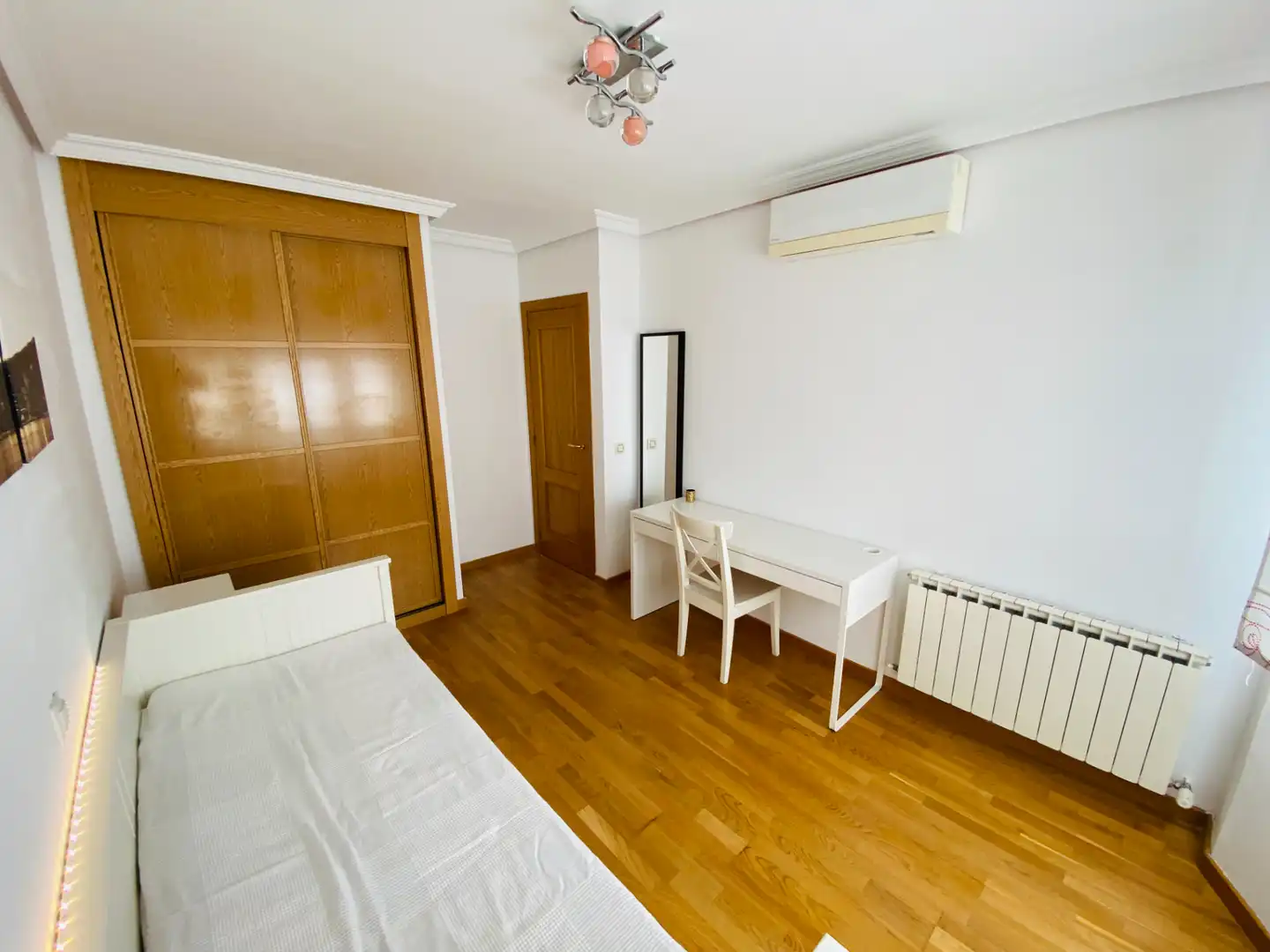 Habitación de Casa adosada en venta en Navalcarnero con Aire acondicionado, Calefacción y Jardín privado