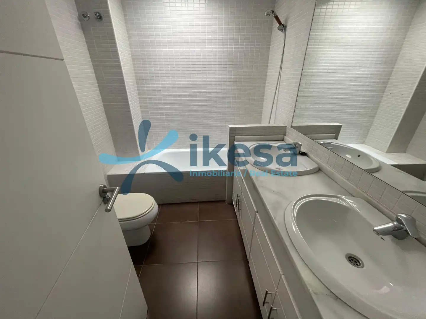 Bany de Casa o xalet en venda en Espartinas amb Jardí privat, Piscina i Piscina comunitària