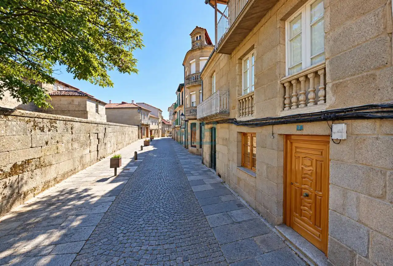 Casa con balcón en venta en Allariz, imagen 2