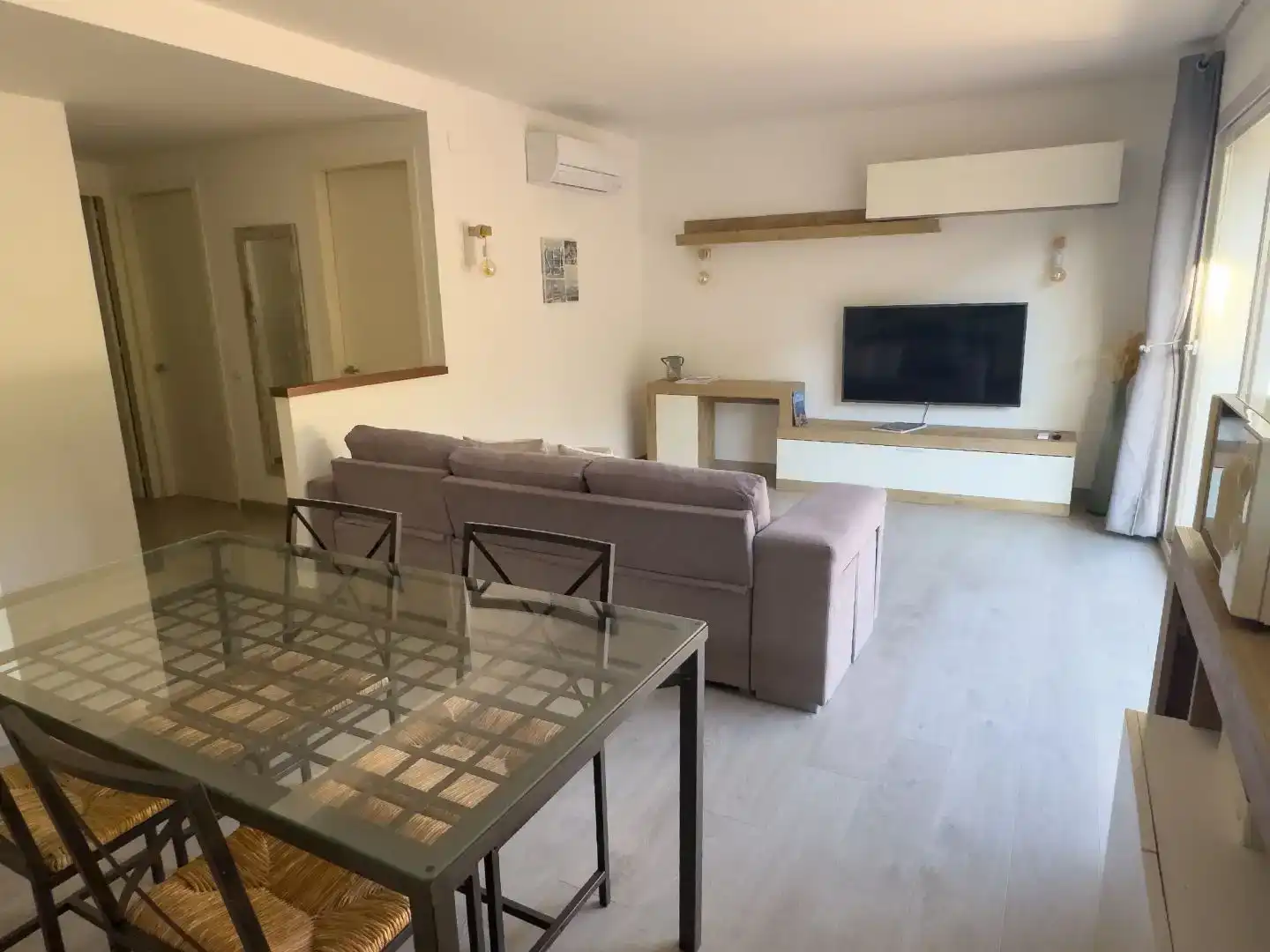 Sala de estar de Piso de alquiler en Cadaqués con Aire acondicionado, Jardín privado y Parquet