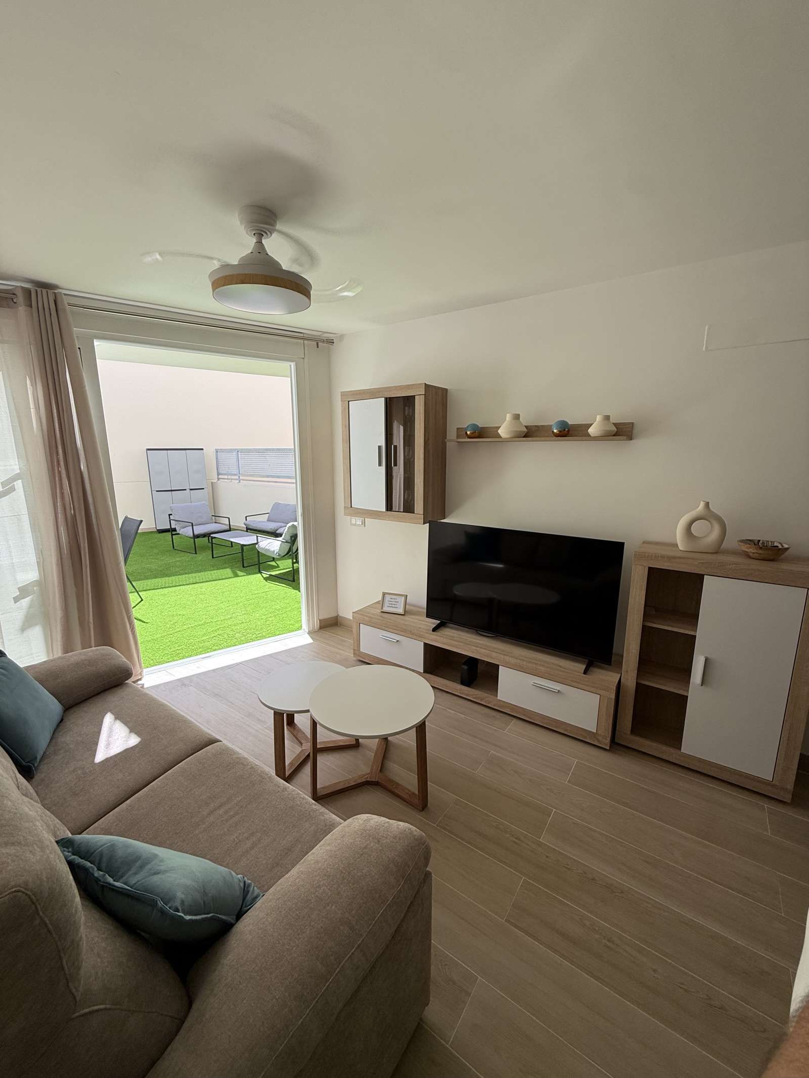 Sala de estar de Apartamento para compartir en Santiago del Teide con Aire acondicionado, Terraza y Amueblado