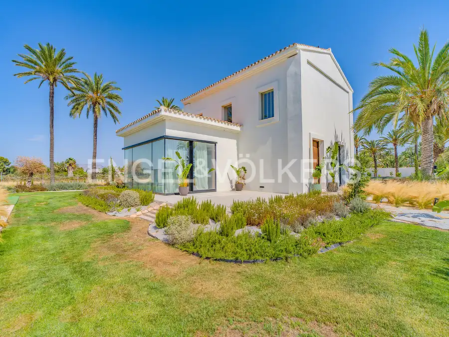 Vista exterior de Casa o xalet en venda en Elche / Elx amb Aire condicionat, Calefacció i Jardí privat
