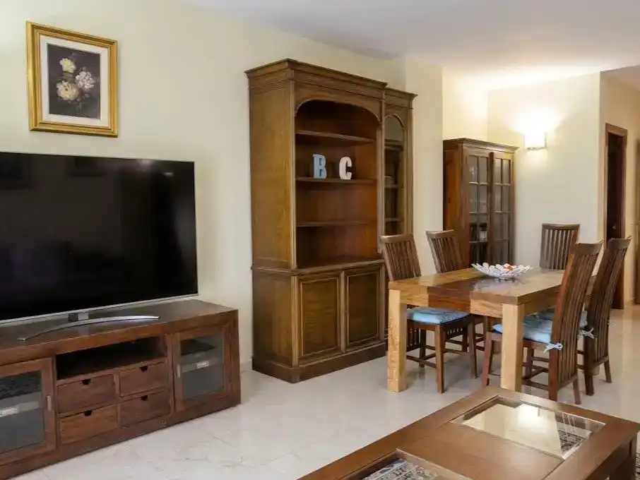Sala d'estar de Pis de lloguer en Fuengirola amb Aire condicionat, Piscina i Balcó