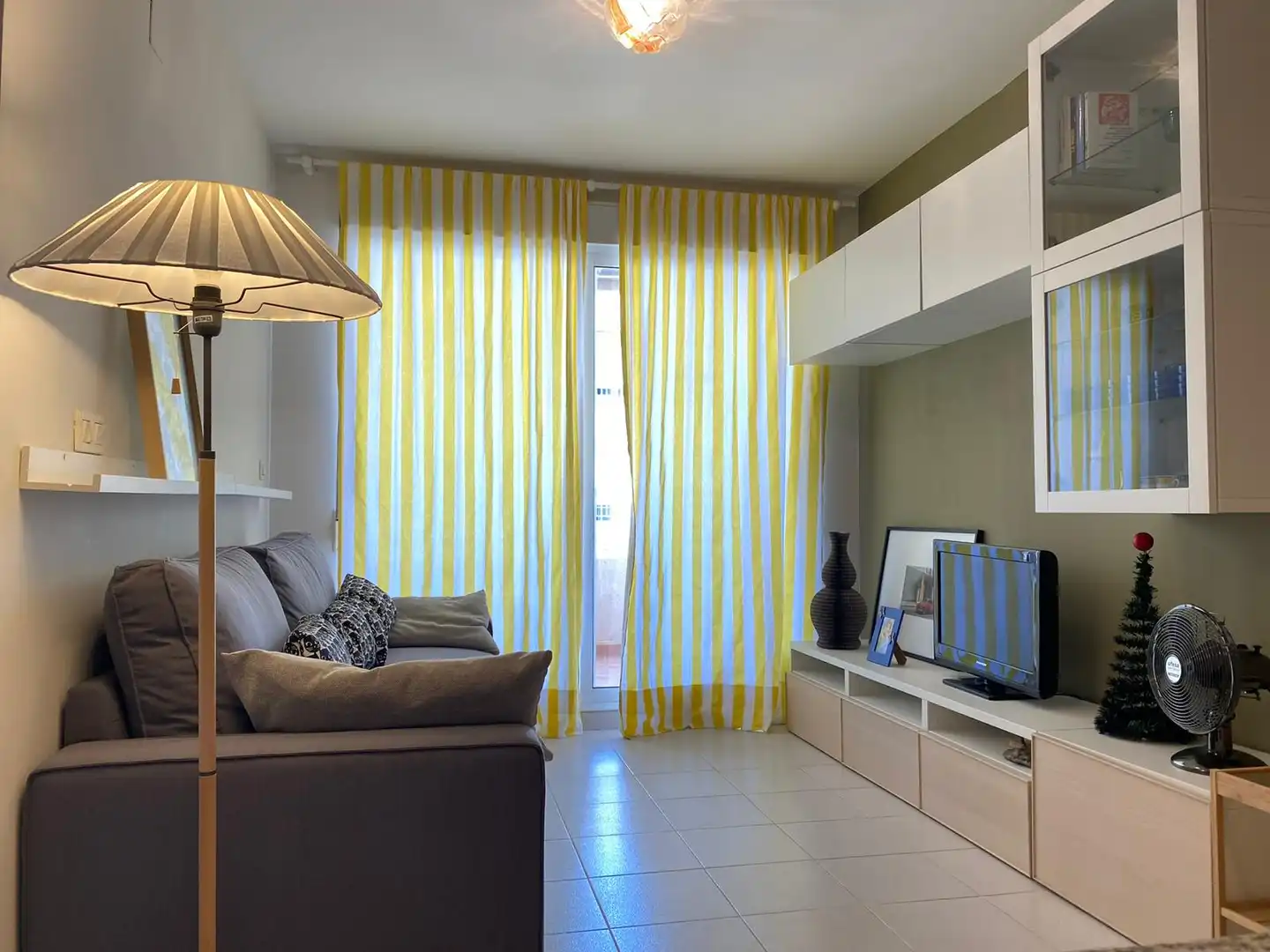 Sala d'estar de Estudi de lloguer en Canet d'En Berenguer amb Terrassa, Moblat i Forn