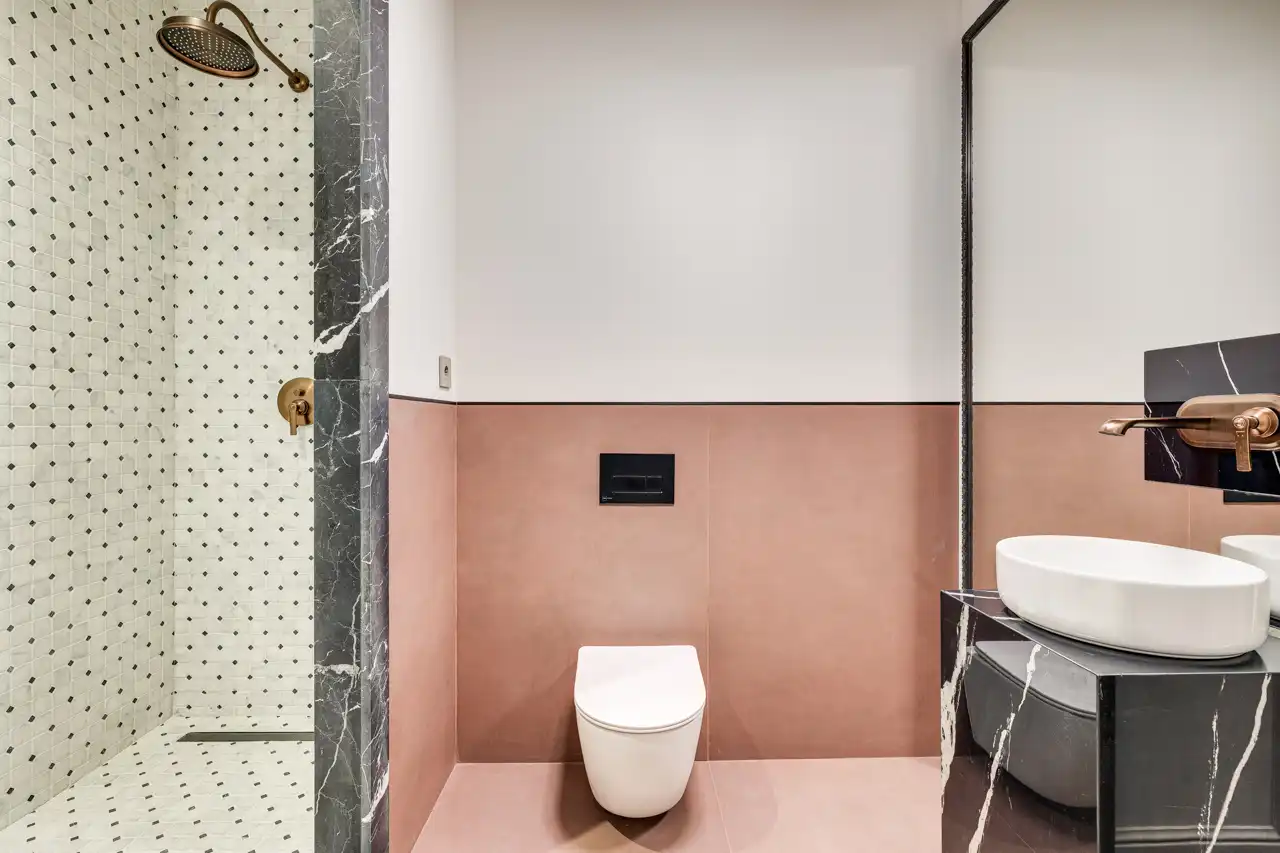 Badezimmer von Wohnungen zum Verkauf in Barcelona mit Klimaanlage, Heizung und Parkett