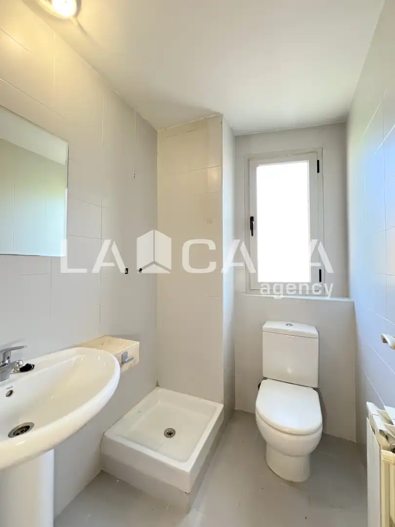 Baño de Piso en venta en Badalona con Calefacción y Balcón