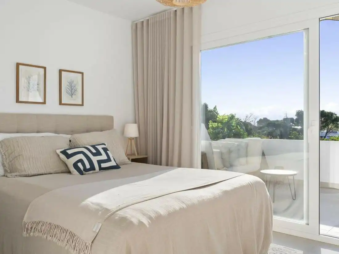 Schlafzimmer von Einfamilien-Reihenhaus zum Verkauf in Marbella mit Klimaanlage, Terrasse und Balkon