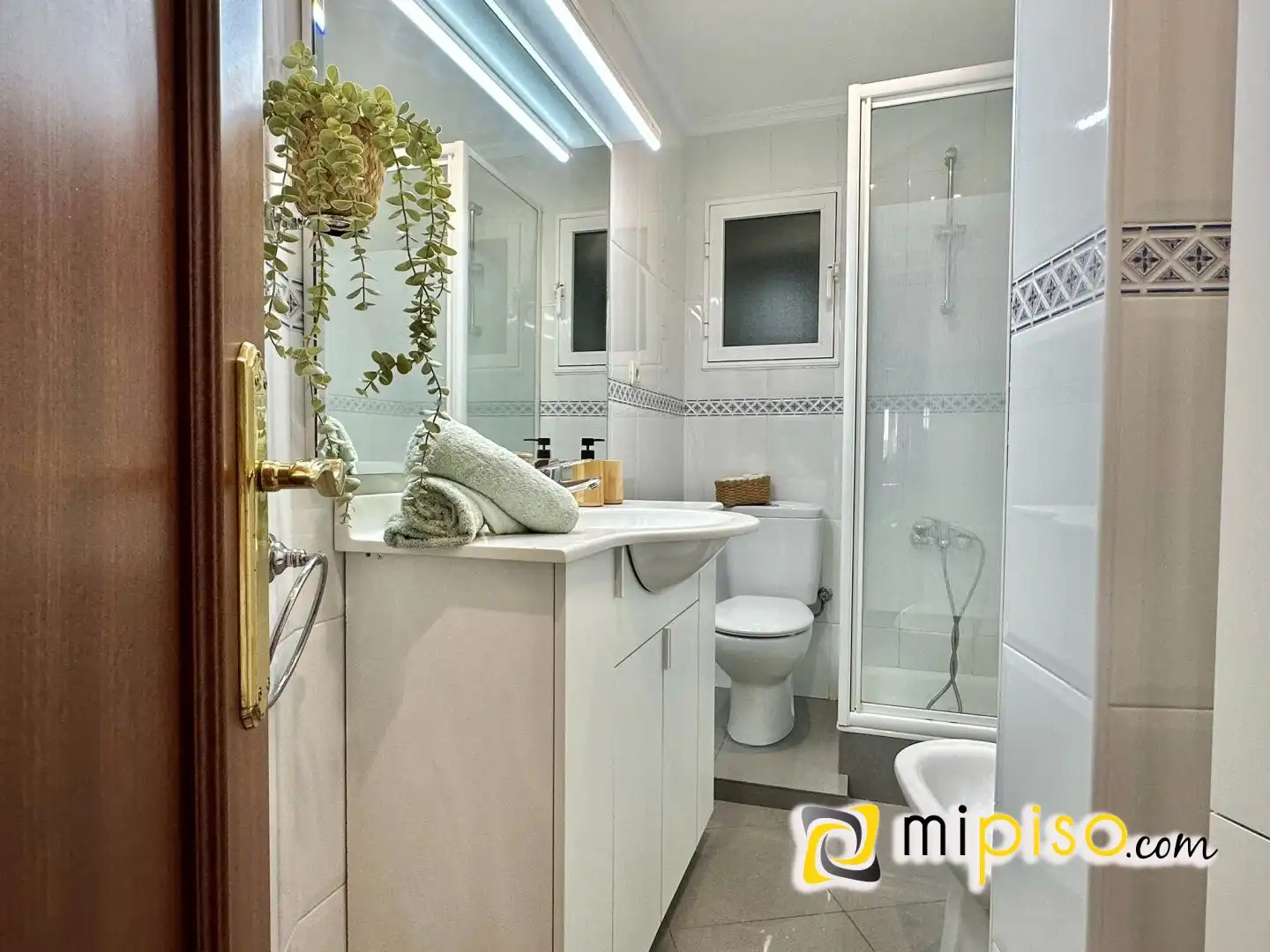 Bathroom of Flat for sale in Laredo  with Furnished