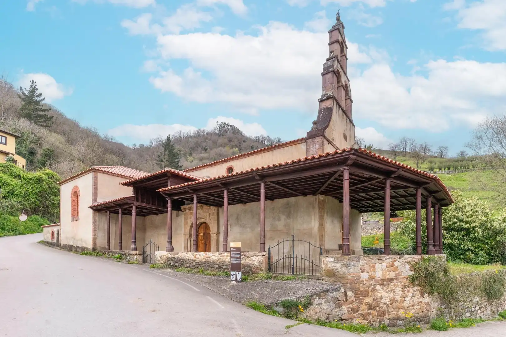 Vista exterior de Finca rústica en venda en Lena amb Jardí privat, Traster i Balcó